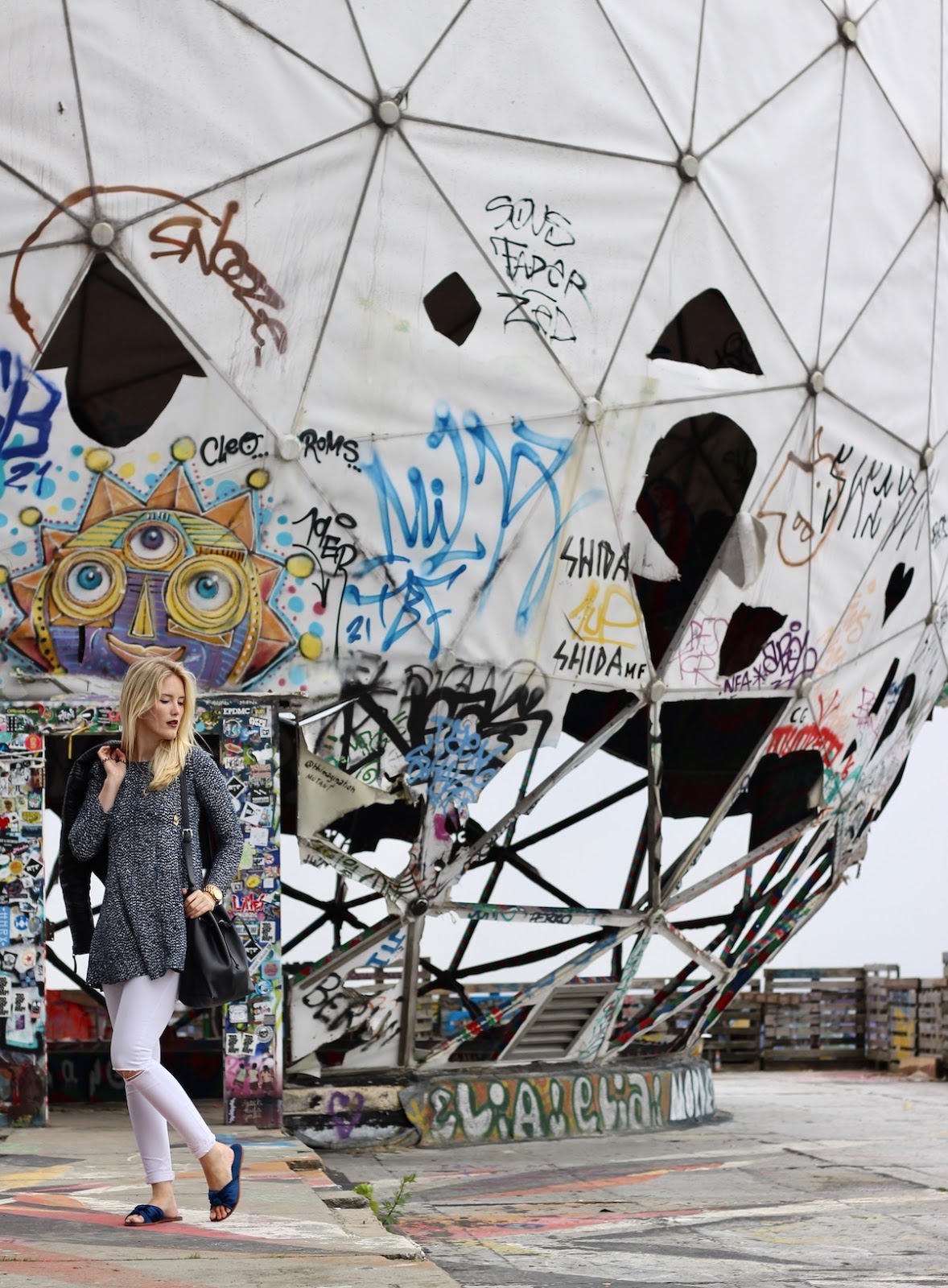 Teufelsberg Berlin Sightseeing Lost Places Outfit Dress over Pants und Slippers Zara Satin