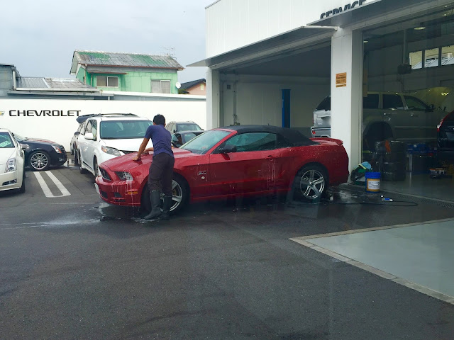 １ヶ月点検で洗車してもらうポニーちゃん（マスタングGTコンバーチブル）