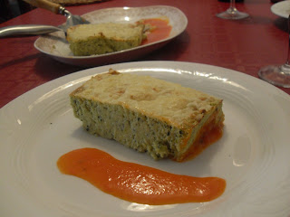 Pastel de calabacín sin lactosa con salsa de pimientos del piquillo