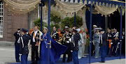 New King WillemAlexander and Queen Maxima go outside to greet their kingdom . (king willem alexander netherlands)