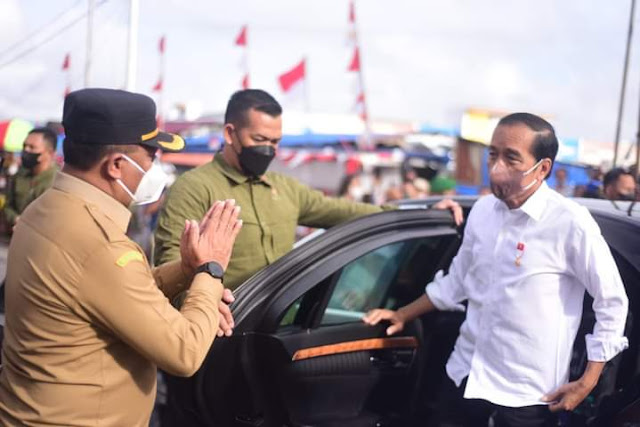 Saumlaki  1 September 2022  Presiden Republik Indonesia Ir. H. Joko Widodo dan Ibu Negara Iriana Joko Widodo dalam agenda kunjungannya di Kabupaten Kepulauan Tanimbar tiba di bandar udara Mathilda Batlayeri Saumlaki pukul 17.45 WIT menggunakan pesawat Kepresidenan RJ- 85. Setibanya di Bandara Mathilda Batlayeri, Presiden dan Ibu Negara serta dua menteri masing-masing Sekretaris Kabinet Pramono Anung dan Menteri Investasi/Kepala BKPM Bahlil Lahadilia dijemput oleh Gubernur Maluku Irjen Pol (Purn) Murad Ismail dan Forum Koordinasi Pimpinan Daerah (Forkopimda) Provinsi Maluku.  Sebelum menuju ke ruang tunggu utama di bandara, Presiden dan Ibu Negara berserta rombongan disambut dengan tarian adat Tanimbar, setelah itu rombongan presiden bergerak menuju Hotel Beringin Dua Saumlaki dan disambut oleh Pj. Bupati Kepulauan Tanimbar Daniel E. Indey, S.Sos. M.Si yang sedianya telah menunggu kehadiran Presiden.  Selanjutnya pada Jumat (2/9/2022) sesuai agenda kunjungan selama dua hari di Kabupaten Kepulauan Tanimbar Presiden dan Ibu Negara mengunjungi Pasar Olilit dan disambut oleh Sekretaris Daerah Kabupaten Kepulauan Tanimbar  Drs. Rubem B. Miriolkossu,MM di area pasar. Setelah itu Presiden dan Ibu Negara berinteraksi dengan masyarakat dan berdialog dengan para pedagang sayur, pedagang ikan dan PKL yang berjualan di area Pasar Olilit. Presiden juga menyerahkan bantuan berupa sembako kepada masyarakat yang begitu antusias dan tumpah ruah menyambut kehadirannya bersama ibu Iriana yang menunggunya sejak pagi. Dari lokasi Pasar Olilit Presiden dengan pengawalan ketat dari Paspampres berjalan kaki sambil menyapa masyarakat yang memenuhi pinggir-pinggir jalan dan emperan toko hingga depan BRI Cabang kemudian Presiden menaiki kendaraan menuju Kantor Pos Saumlaki untuk mengecek kepastian penyaluran BLT BBM kepada masyarakat penerima manfaat. Kepada awak media presiden mengatakan, terkait penyaluran BLT BBM semua perhitungan dan kalkulasinya akan diserahkan hari ini dan langsung dibagikan kepada masyarakat penerima, masing-masing mendapatkan Rp. 600.000 untuk persediaan dua bulan ke depan.  Pada hari yang sama Presiden didampingi Wakil Uskup Kabupaten Kepulauan Tanimbar dan Maluku Barat Daya,  Ketua MPK Tanimbar  Selatan dan Wakil Ketua 1 DPRD Kabupaten Kepulauan Tanimbar, mengunjungi Lapangan Mandrwiak tempat pelaksanaan MTQ ke-19 Tingkat Provinsi Maluku tahun 2022 dan dilanjutkan dengan meninjau Optimalisasi Sistem Penyediaan Air Minum  Weymomolin di desa Ilngei