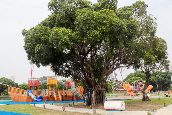 高雄前鎮中油海洋天堂公園海盜船遊具好特別，還有多種兒童遊樂設施