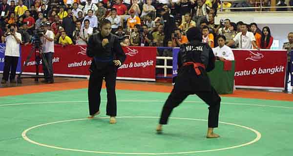 Nama Pencak Silat untuk istilah bagi seni bela diri baru dikukuhkan dalam seminar Pencak south Teknik dan Peraturan Pertandingan Olahraga Pencak Silat