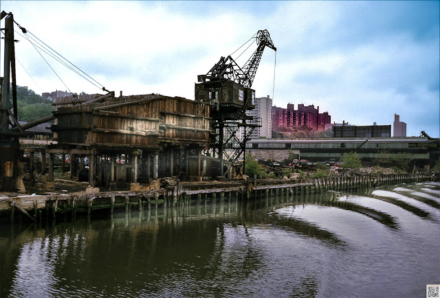 Orla do Harlem River na segunda metade da década de 1960  MMG_L_035 Fotografia de Manuel Augusto Martins Gomes. Não usar fotografia sem referência ao seu autor Manuel Augusto Martins Gomes e sem link para as páginas:  Beacons: https://beacons.ai/manuelamartinsgomesmemorias Blogger: https://manuelamartinsgomes.blogspot.com/ Instagram: @manuelamartinsgomesmemorias Toda a informação adicional é bem vinda. Poderão contactar-me através do endereço de email: manuelamgomes20@gmail.com #harlemriver #newyorkcity #travelphotography  #manuelamartinsgomesmemorias