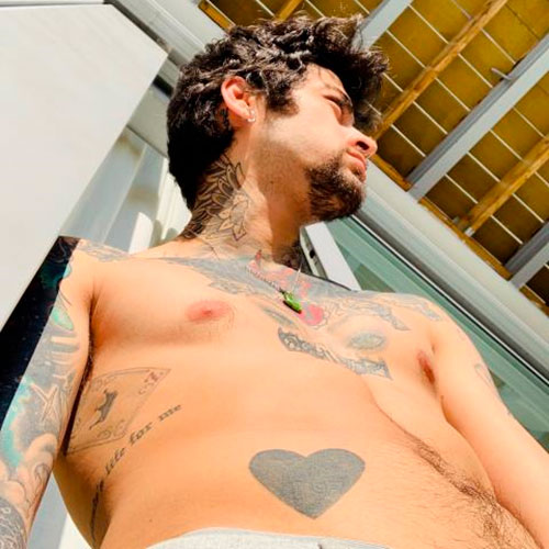 Zayn Malik sem camisa