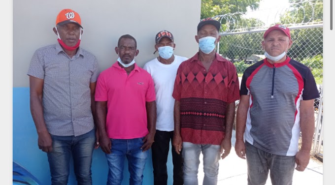 Exempleados de Agricultura en San Juan aprovechan visita de Limber Cruz para pedir sus prestaciones laborales