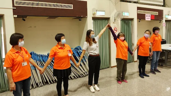 ▲弘道社工透過趣味的小遊戲幫助各組志工間相互破冰並進一步認識熟絡。（弘道基金會提供）
