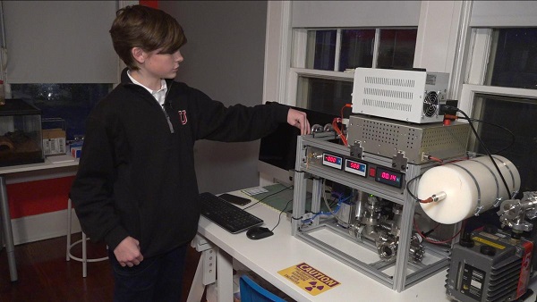 طفل أمريكى يحول غرفته إلى مفاعل نووي - غرائب الاحداث | young boy builds nuclear reactor in his house