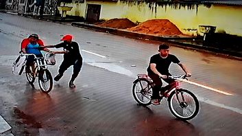 REVOLTANTE: Dupla é filmada derrubando mulher de bicicleta durante roubo - VÍDEO