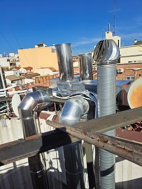 Estructura-metálica-soporte-tubos-salida-humos-chimenea-restaurante-Madrid