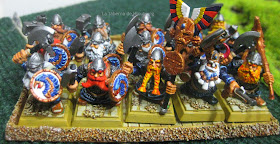 guerreros del clan con arma de mano y escudo