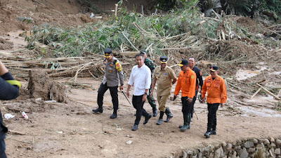 Bey Machmudin Datangi Lokasi Longsor Kampung Cipondok Subang