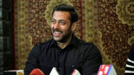 Salman shows bajrangi bhaijaan trailer to sajid nadiadwala