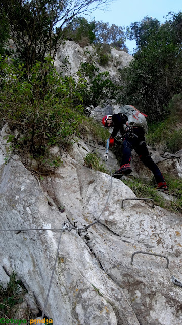 Via Ferrata La Hermida hasta la Cueva Piloña, regresando por el sendero de la Escontrilla hasta el pueblo cántabro de la Hermida.