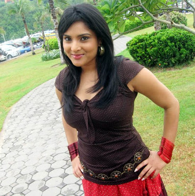 ‘Kuthu Ramya’ of Kollywood made her re-rentry into tamil films as Divya photo Gallery