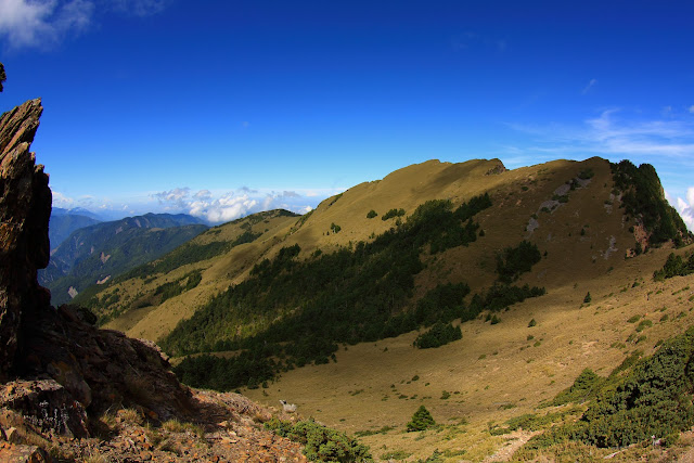 前往南玉山前會先到小南山，此處為單面山，這一側為草原，另一側為峭壁，