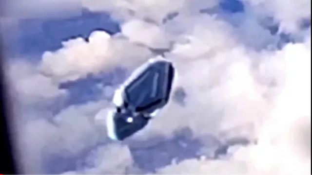 This is the best UFO speeding past a commercial Jet in daylight and guy's it looks brilliant.