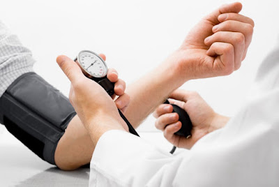 Đo huyết áp bằng máy chuyên dụng sẽ giúp mọi người biết được chỉ số huyết áp của mình