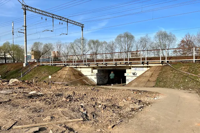 Керамический проезд, территория снесенных гаражей, пути Савёловского направления Московской железной дороги, мост через Владыкинский ручей (левый приток реки Лихоборки)