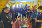 Ikut berduka, Bupati ROR melayat di rumah duka wartawan anggota PWI Minahasa Noldy Kaeng