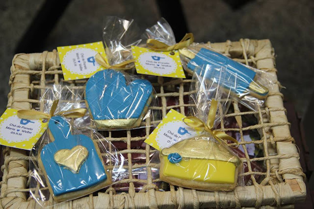 chá bar, chá de panela, azul e amarelo, decoração, mesa de doces, biscoitos personalizados