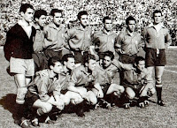 Selección de ESPAÑA - Temporada 1954-55 - Ramallets, Matito, Garay, Campanal II, Mauri, Zárraga y Carmelo; Mañó, Pérez Payá, Kubala, Rial y Gento - ESPAÑA 1 (Héctor Rial), INGLATERRA 1 (Bentley)- 18/05/1955 - Partido amistoso - Madrid, estadio de Chamartín - Alineación: Ramallets; Matito, Garay, Campanal II; Mauri, Zárraga; Mañó, Pérez Payá, Kubala, Rial y Gento