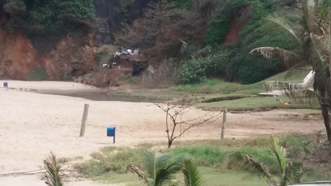 Barracos em construção no Morro da Paciências e barcos transformados em moradias na Praia de Santana 