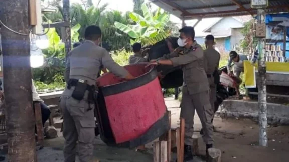 Berantas Penyakit Masyarakat, Satpol PP Kota Padang Bubarkan Arena "Judi" Sabung Ayam di Koto Tangah