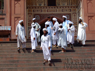 pakistan-lahore-mosque-prayer-people