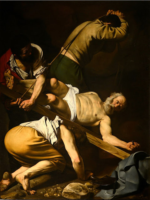 o quadro da crucificação de Pedro mostra Pedro sendo pregado na cruz, estando ainda vivo e a cruz está de cabeça para baixo com homens se preparando para levantá-la