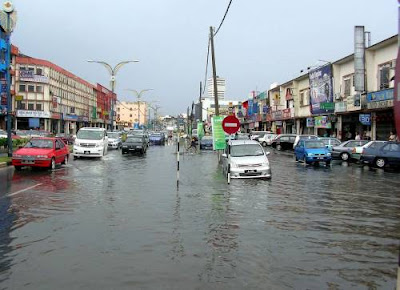 溝渠無法負荷大雨水量，銀旺路舊《南洋商報》報館樓下的路口淹水。（圖：星洲日報）