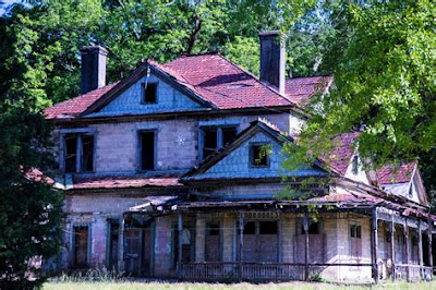 Decaying Mansion
