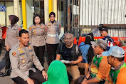 Polresta Bogor Melaksanakan Kegiatan Jumat Barokah Dengan Berbagi Sarapan Gratis Kepada Warga Sekitar Mapolresta Bogor