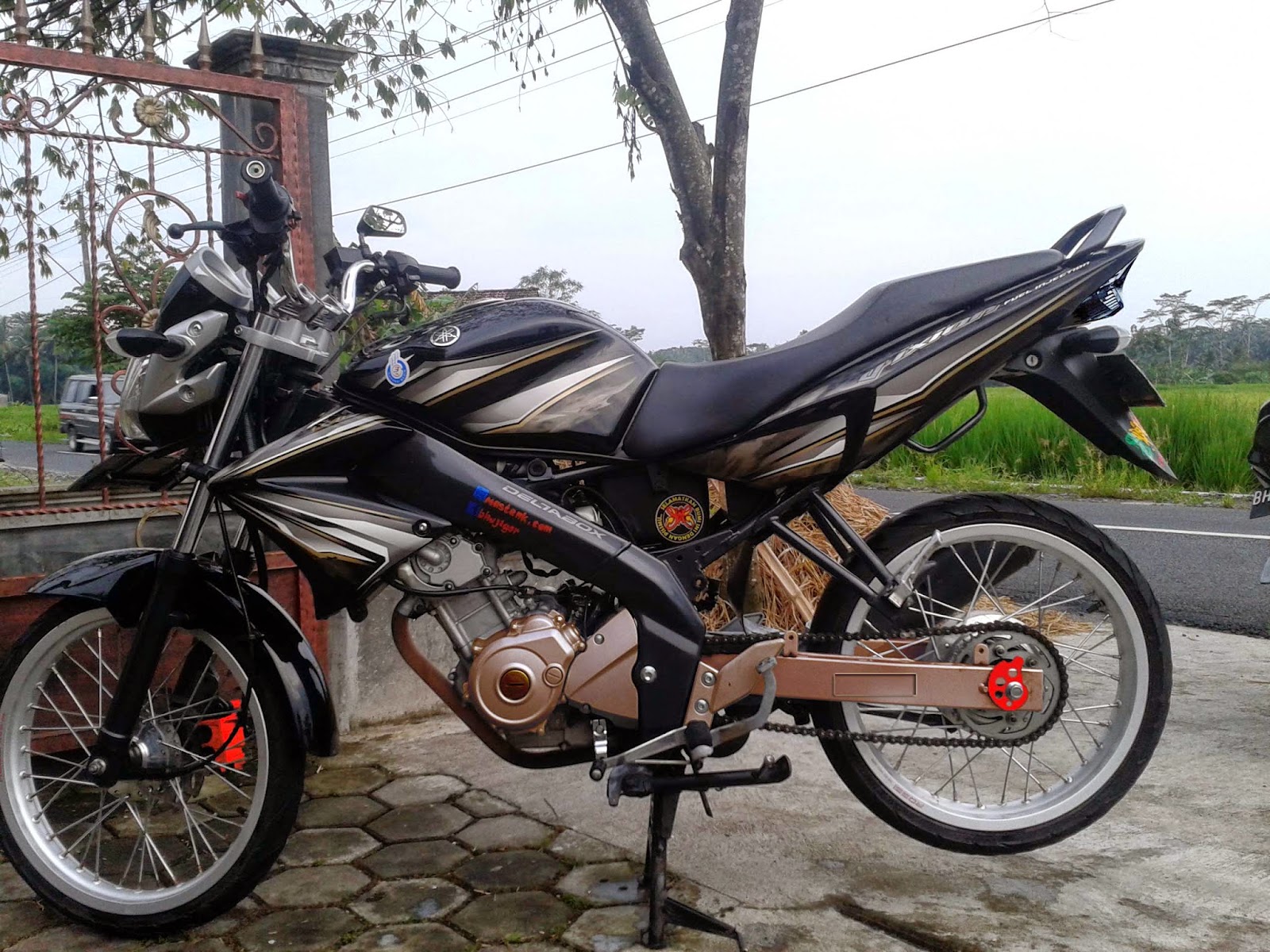 Modif Vixion Old Warna Merah Nelpon N