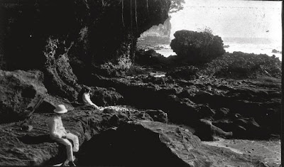 Nederlands: Foto. Kustlandschap nabij Pangandaran aan de zuidkust van de Preanger, West-Java. 1918. Lonkhuyzen (Fotograaf/photographer). Sumber : COLLECTIE_TROPENMUSEUM http://commons.wikimedia.org/wiki/File:COLLECTIE_TROPENMUSEUM_Kustlandschap_nabij_Pangandaran_aan_de_zuidkust_van_de_Preanger_West-Java_TMnr_60010779.jpg