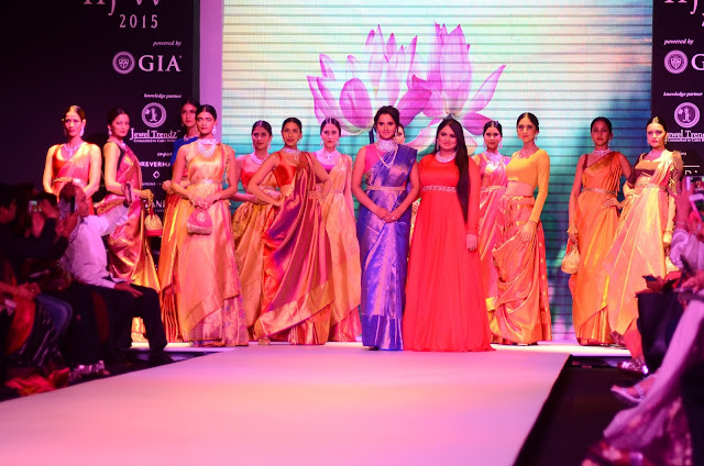 Tennis Sensation Sania Mirza Smashes the Show for Moni Agarwal’s ‘Zohrakshi’ Collection