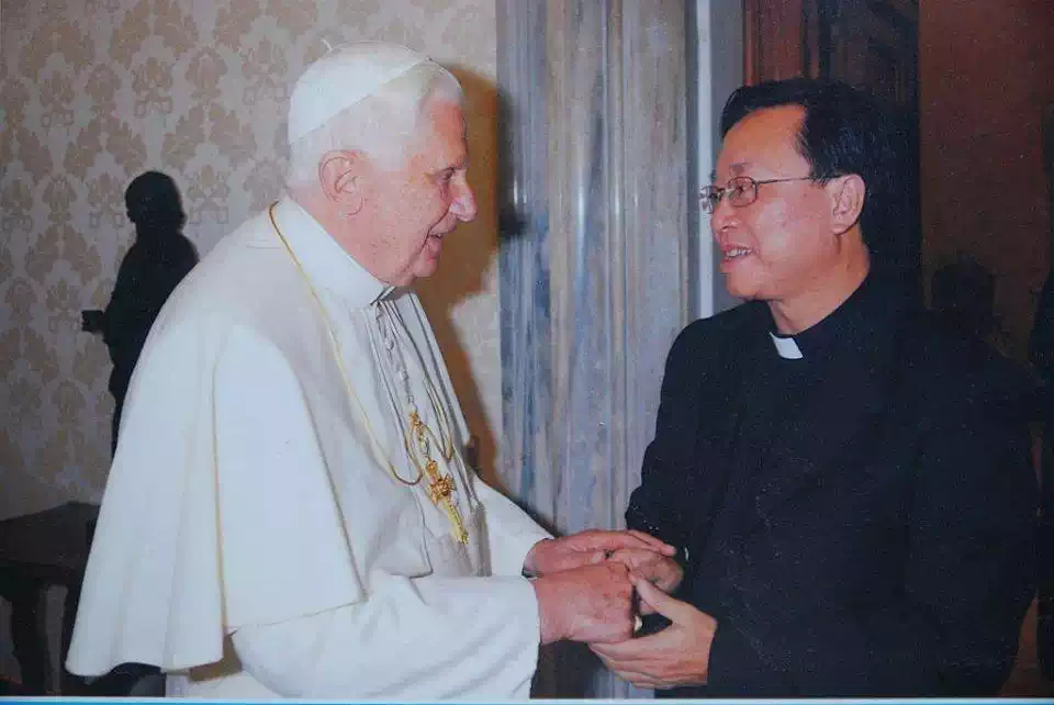 Đức Giáo tông tiền nhiệm Benedictus XVI gặp gỡ Lm Petrus Đặng Xuân Thành