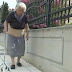  Ξεσπά η 75χρονη: «Δεν ήθελα να το χτυπήσω – Ήθελα μόνο να το τρομάξω για να μπορώ να περπατήσω»