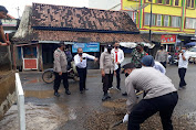 Tanggap Keluhan Masyarakat, Forkompimcam Babat Toman Timbun Jalan Berlubang