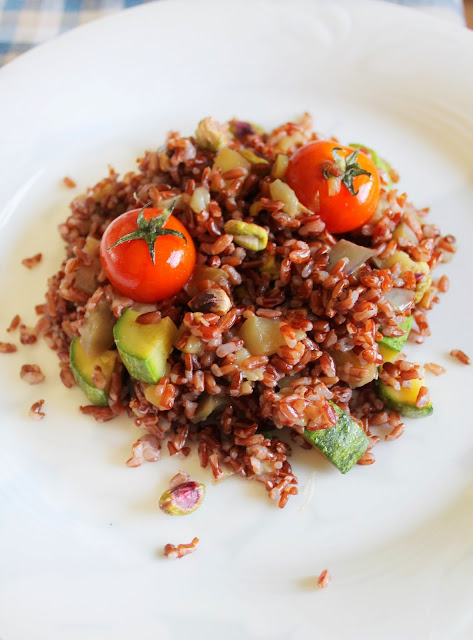 Insalata di Riso Rosso con Verdure e Pistacchi