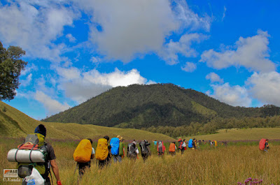  bekal makanan dan minuman yang cukup alasannya ialah kita akan menuju puncak Gunung Semer Ternyata Keindahan Wisata Pendakian Gunung Semeru Jawa Timur