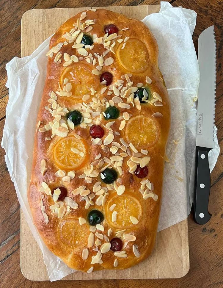 Coca de San Juan con fruta confitada