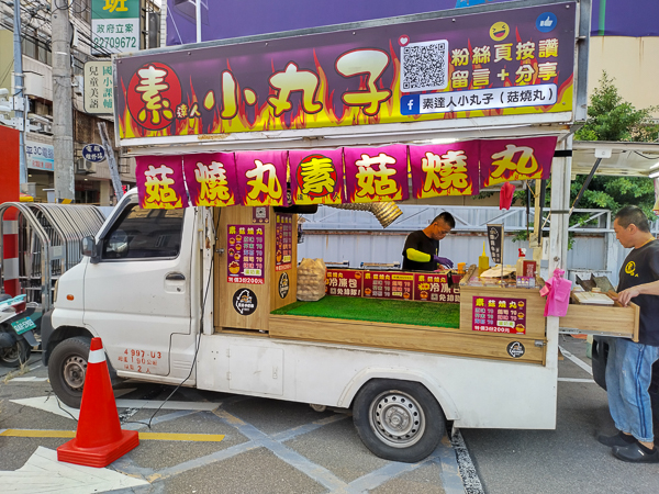 喬治素食漢堡十大人氣街頭餐車，素食小夜市全台巡迴人潮大排長龍