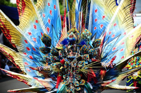 Foto foto Kreasi Fashion Kostum Unik Carnaval Jember 