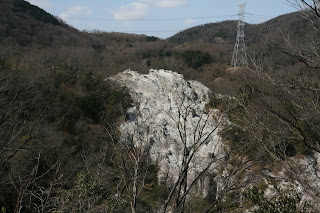 小高い山の上