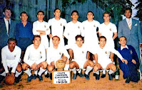 REAL MADRID C. F. - Madrid, España - Temporada 1955-56 - Villalonga (entrenador), Juan Alonso, Atienza, Marquitos, Lesmes II, Muñoz, Zárraga, Juanito González (portero suplente.); Joseíto, Marsal, Di Stéfano, Rial, Gento y Benedicto (masajista) - REAL MADRID 4 (Di Stéfano, Rial (2) y Marquitos), STADE DE REIMS 3 (Leblond, Templin e Hidalgo) - 13/06/1956 - Copa de Europa, Final - París, Parque de los Príncipes - EL REAL MADRID GANA LA 1ª COPA DE EUROPA