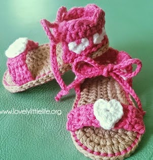 http://translate.googleusercontent.com/translate_c?depth=1&hl=es&prev=search&rurl=translate.google.es&sl=en&u=http://www.lovelylittlelife.org/2014/08/teeny-tiny-heart-sandals-crochet-pattern/&usg=ALkJrhiq6Xxom_gm4qOKOx-pcCE4e9XrKw