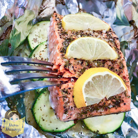 easy garlic butter salmon packets_menumusings.com