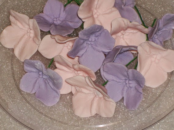 https://www.etsy.com/listing/118820119/50-realistic-gum-paste-hydrangeas