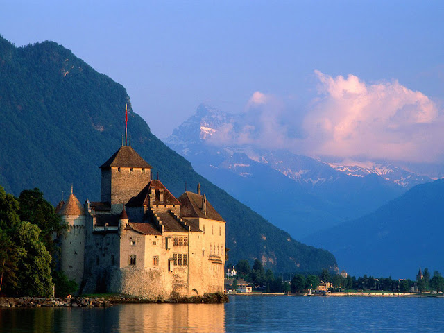 Lâu đài Chateau De Chillon là một pháo đài thời trung cổ nằm bên bờ hồ Geneva của Thụy Sĩ. Đây là một trong những thắng cảnh đẹp ở châu Âu khiến ai đặt chân đến đất nước Thụy Sĩ cũng phải một lần ghé thăm. Lâu đài này được xây dựng vào năm 1150, khá lâu đời và cổ xưa. Đặc biệt nơi đây là bối cảnh chính trong bộ phim The Little Mermaid (Nàng Tiên Cá) cực kỳ nổi tiếng của hãng Disney. Tòa lâu đài nằm sừng sững dưới ánh mặt trời, là nơi hàng ngày nàng tiên cá thường trông ngóng nhìn vào để mong thấy được chàng hoàng tử của mình.